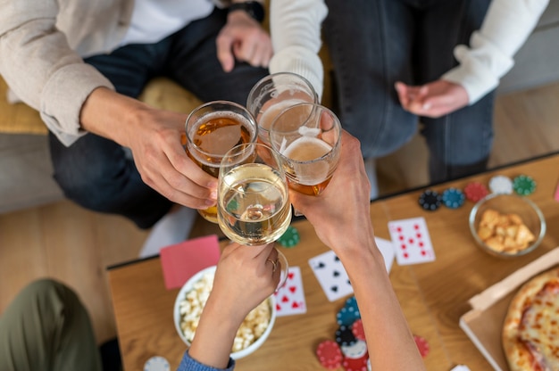 Amigos jugando al póquer juntos