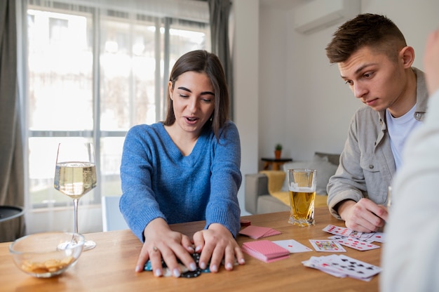 Foto gratuita amigos jugando al póquer juntos