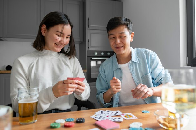 Amigos jugando al póquer juntos