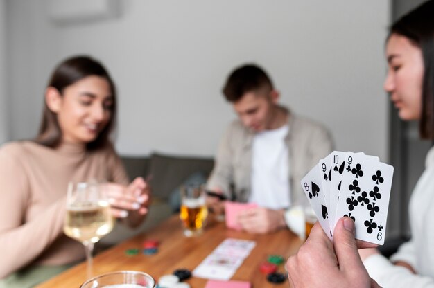 Amigos jugando al póquer juntos