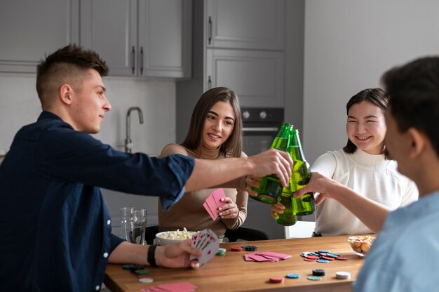 Amigos jugando al póquer juntos