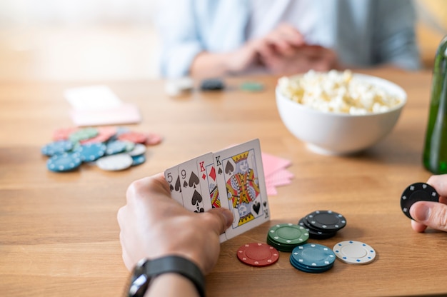 Amigos jugando al póquer juntos