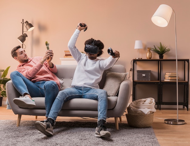 Foto gratuita amigos jugando con auriculares virtuales