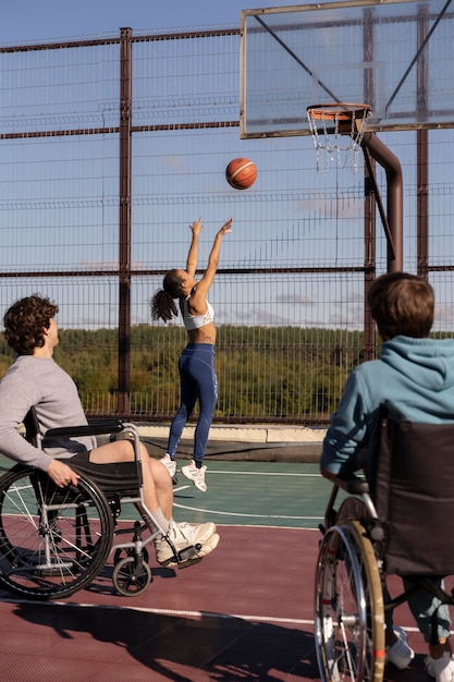 Amigos jugando baloncesto de cerca