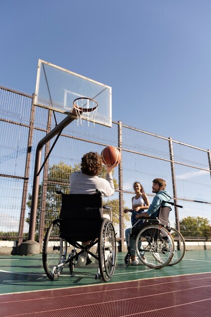 Amigos jugando baloncesto tiro completo