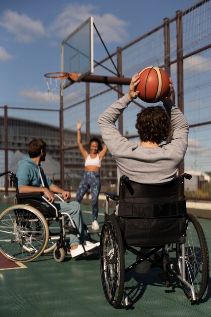 Amigos jugando baloncesto tiro completo