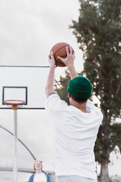 Foto gratuita amigos jugando baloncesto