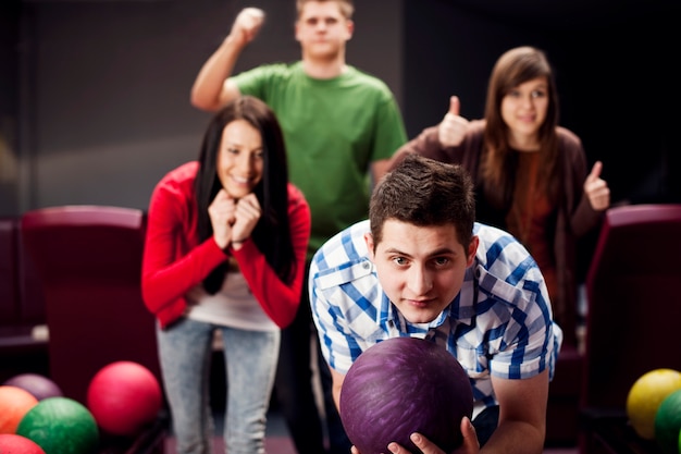 Amigos jugando a los bolos juntos