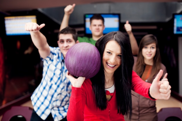 Amigos jugando a los bolos juntos