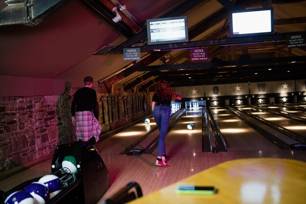 Amigos jugando bolos