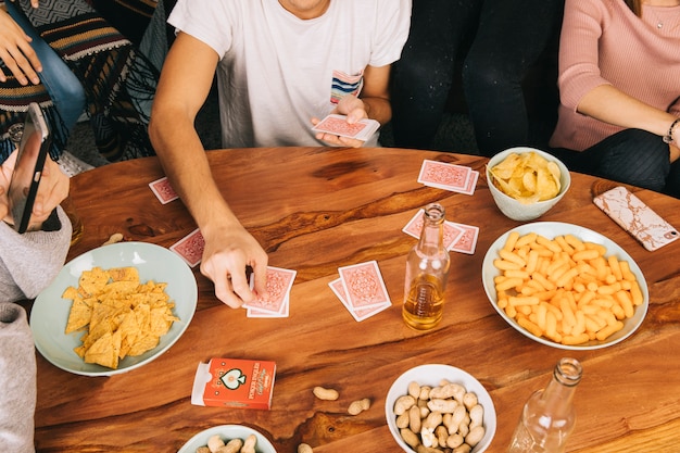 Amigos jugando a las cartas