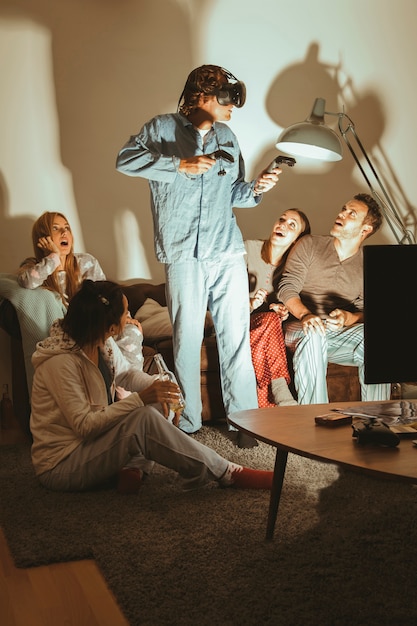 Amigos jugando un juego de vr