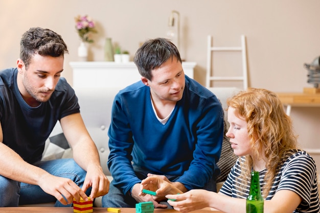 Amigos jugando juegos juntos y tomando cerveza en casa