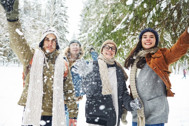 Foto gratuita amigos jugando con nieve en vacaciones