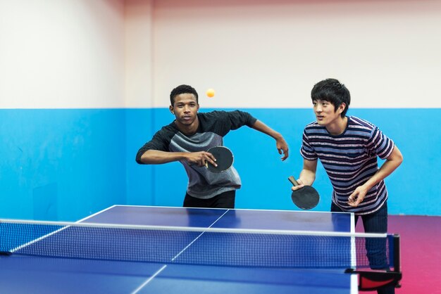 Amigos jugando tenis de mesa