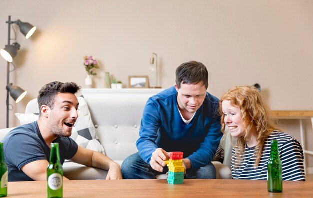 Amigos jugando y tomando cerveza en casa