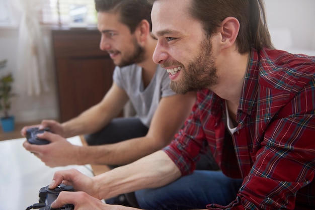 Amigos jugando videojuegos