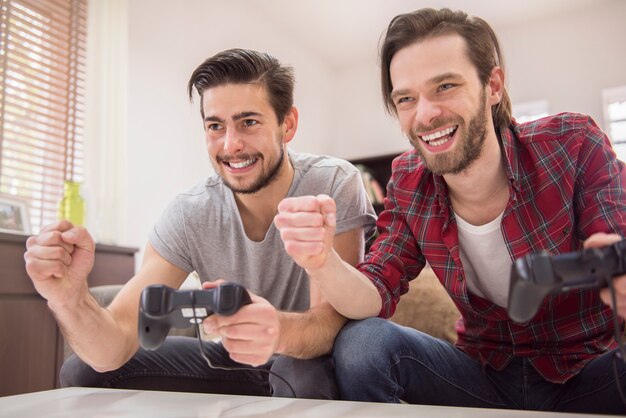 Amigos jugando videojuegos