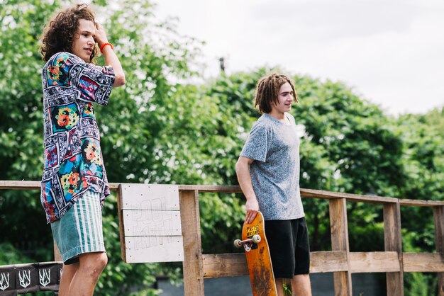 Amigos con juntas en skatepark