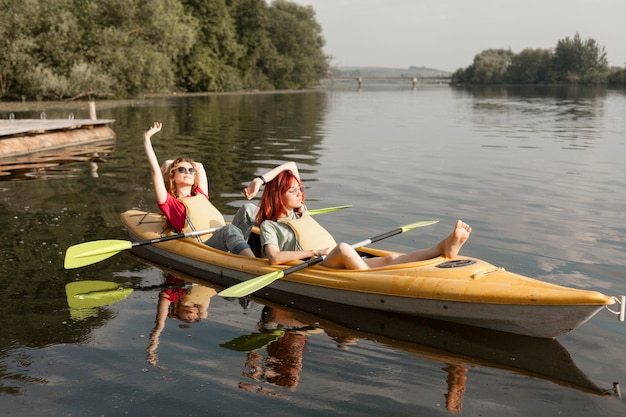 Amigos en kayak tendido al sol