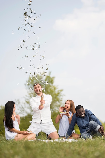 Foto gratuita amigos lanzando confeti en una barbacoa