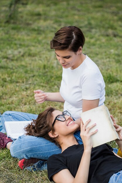 Amigos con libros mirándose