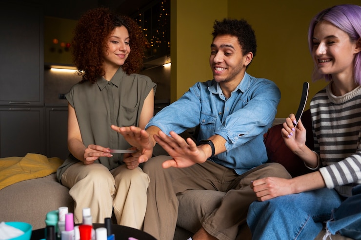 Foto gratuito amigos masculinos y femeninos haciéndose la manicura juntos