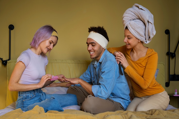Foto gratuito amigos masculinos y femeninos haciéndose la manicura juntos
