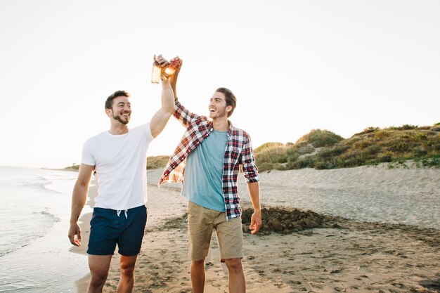 Amigos masculinos en la playa