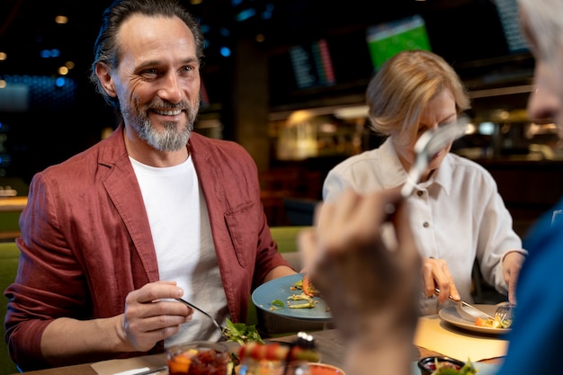 Amigos mayores comiendo en un restaurante