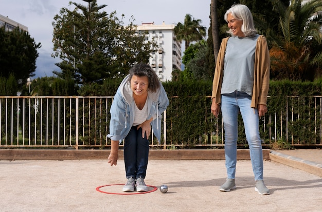 Amigos mayores jugando petanca