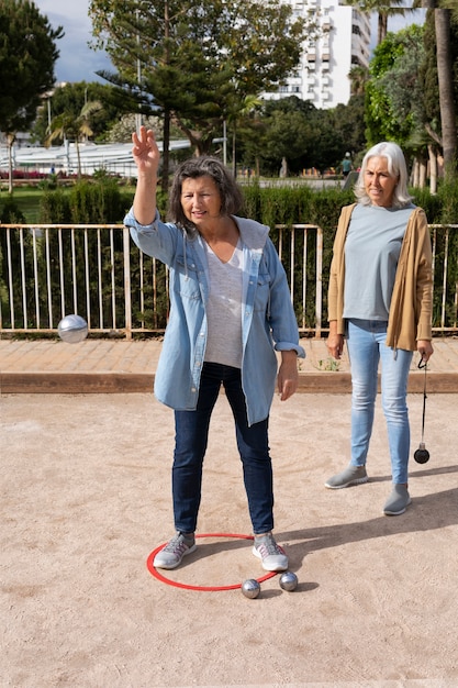 Amigos mayores jugando petanca