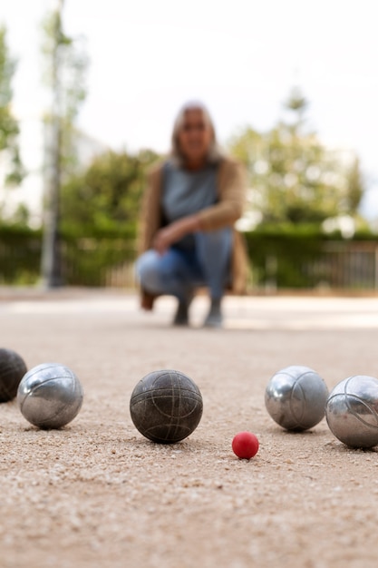 Foto gratuita amigos mayores jugando petanca