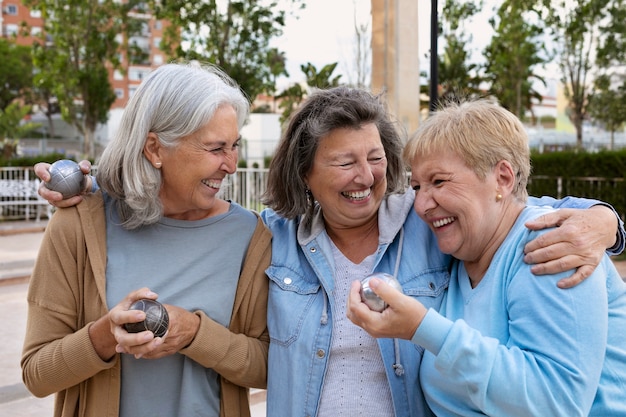 Foto gratuita amigos mayores jugando petanca