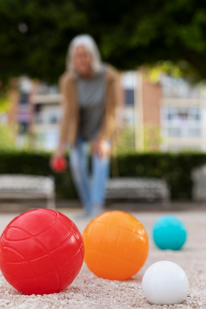 Foto gratuita amigos mayores jugando petanca