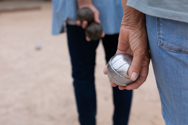 Foto gratuita amigos mayores jugando petanca