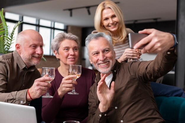 Amigos mayores pasando un tiempo maravilloso juntos