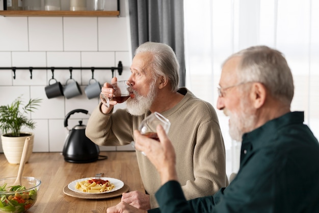 Foto gratuita amigos mayores que pasan tiempo juntos