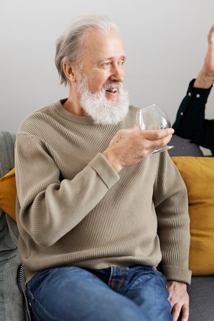 Foto gratuita amigos mayores que pasan tiempo juntos