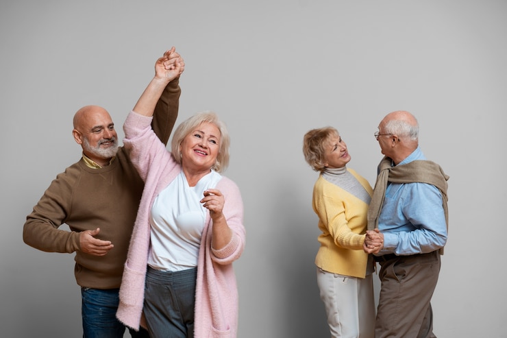 Foto gratuito amigos mayores de tiro medio bailando juntos