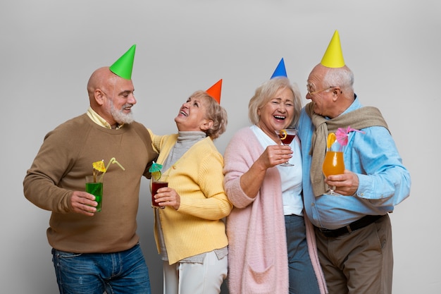 Foto gratuita amigos mayores tomando bebidas tiro medio