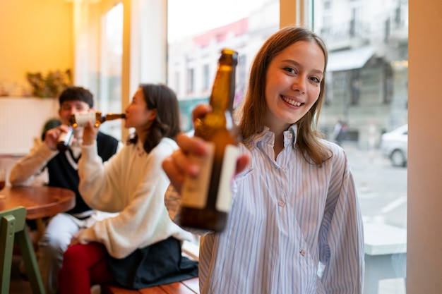 Amigos de mediana edad bebiendo kombucha