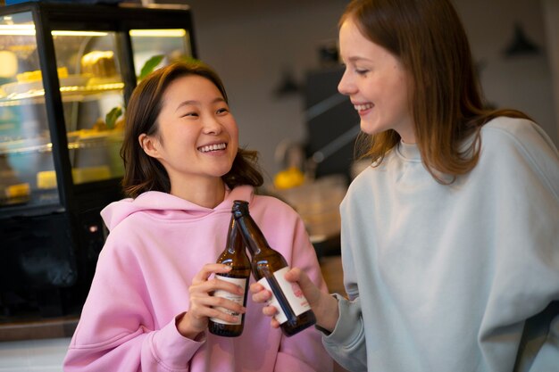 Amigos de mediana edad bebiendo kombucha