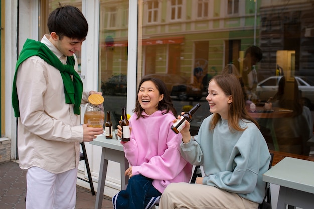 Foto gratuita amigos de mediana edad bebiendo kombucha