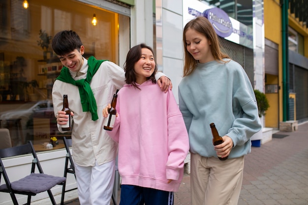 Amigos de mediana edad bebiendo kombucha