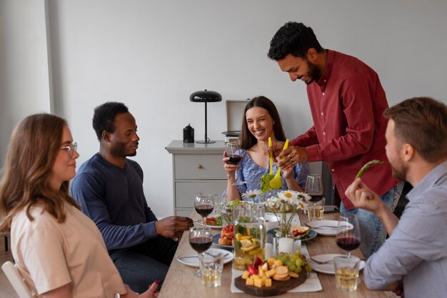 Amigos de mediana edad en una cena.