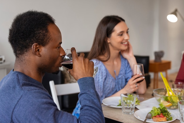 Foto gratuita amigos de mediana edad en una cena.