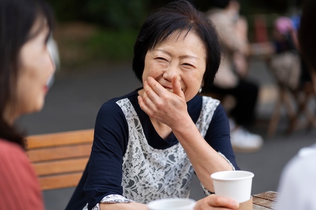 Amigos de mediana edad divirtiéndose en la cafetería.