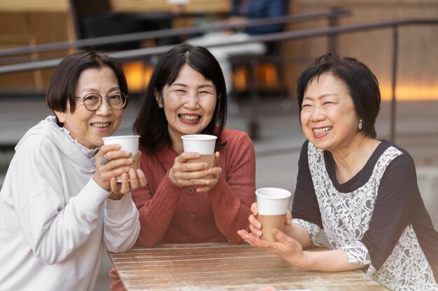 Amigos de mediana edad divirtiéndose en la cafetería.