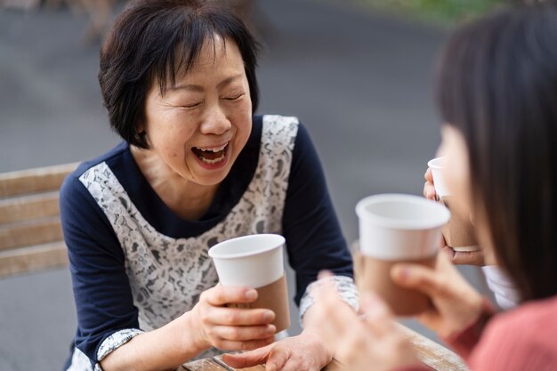 Amigos de mediana edad divirtiéndose en la cafetería.